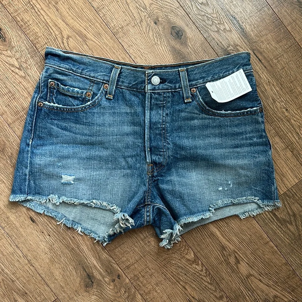 NWT Levi's 501 High Rise Cut Off Denim Shorts Hidden Button Fly Womens 28